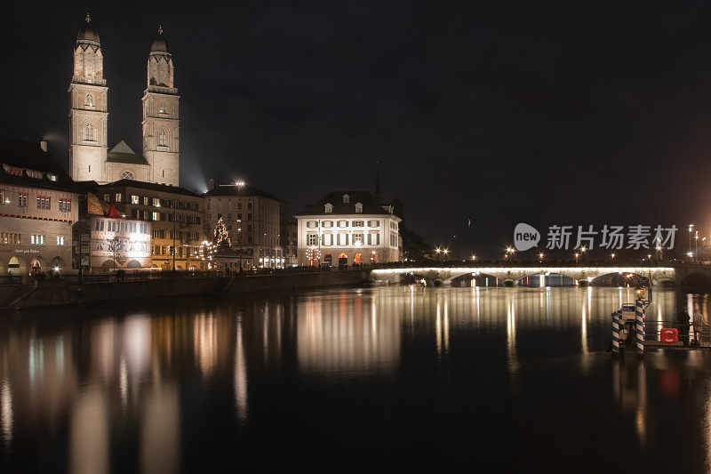 苏黎世和Grossmünster: 2009年的最后一个小时，等待烟花表演